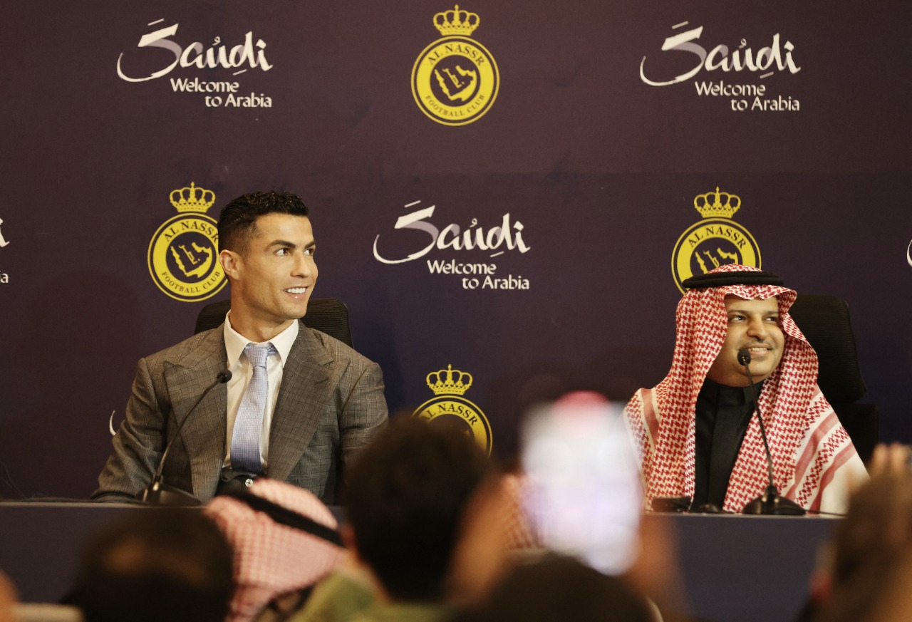 رئيس نادي النصر السعودي: رونالدو طلب أن يعامل مثل زملائه