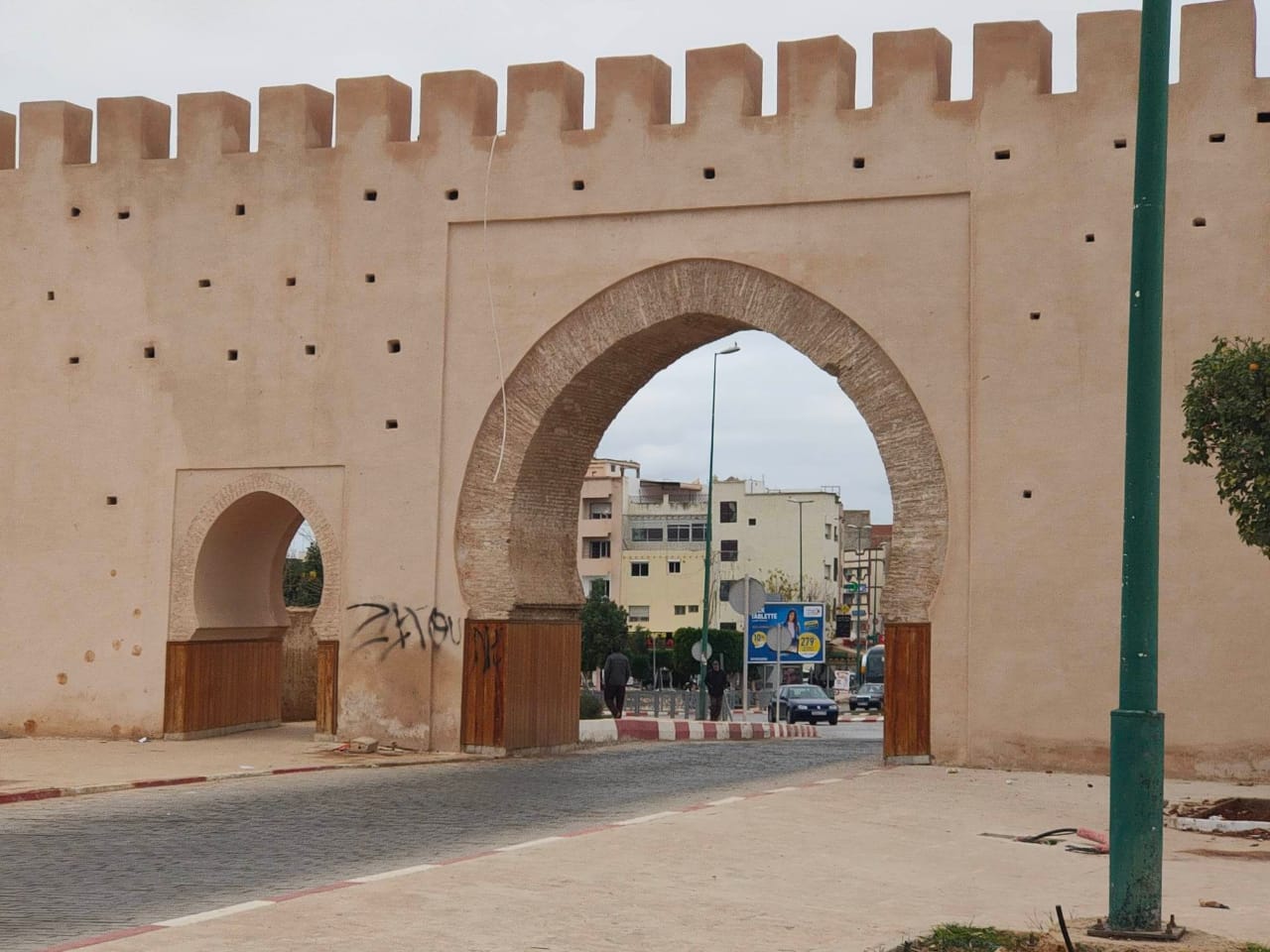 مكناس كتابات تشوه المعالم التاريخية التي تم ترميمها.