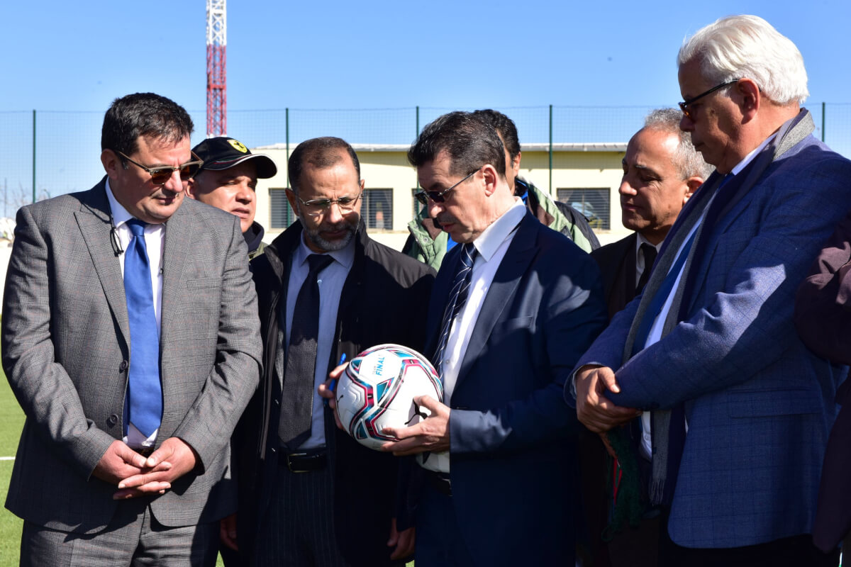 الجامعة الملكية المغربية لكرة القدم تسلم الملعب البلدي بمكناس لكرة القدم بعدما تمت تكسيتها بالعشب الاصطناعي من الجيل الثالث.
