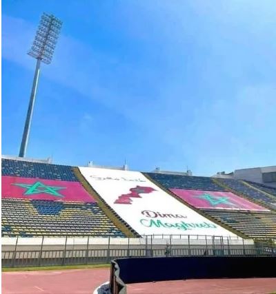 ردا على الإساءة..“العلم الوطني وخريطة المغرب تزين “دونور” قبل مباراة الوداد وشبيبة القبائل- صورة