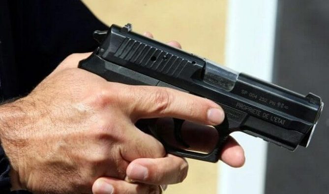 موظف امن يستعمل سلاحه الوظيفي لتوقيف جانح عرض المواطنين للخطر