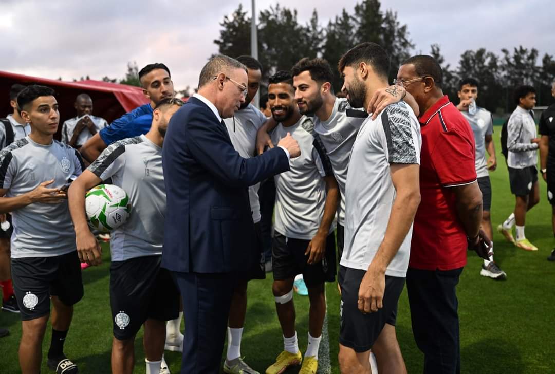 فوزي لقجع يحضر تداريب الوداد الرياضي ويحث اللاعبين ببذل قصارى جهودهم من أجل إهداء المغرب لقبا إفريقيا آخر.