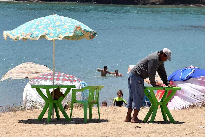 في ظل غياب المراقبة.. الفوضى في الشواطئ تتجدد مع كل موسم اصطياف