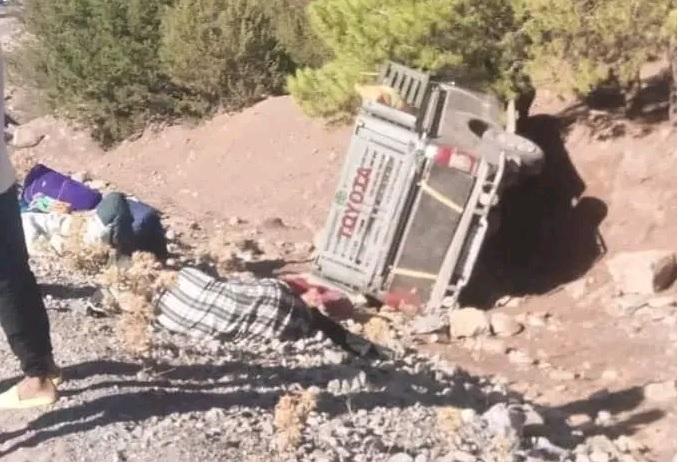 عرس يتحول إلى فاجعة..انقلاب سيارة “بيكوب” يودي بحياة شخص وإصابة 13 شخصا نواحي أزيلال.