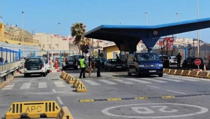 ضبط كمية كبيرة من مخدر الشيرا 58 كيلوغرام داخل سيارة مرقمة في إسبانيا بمعبر باب سبتة.