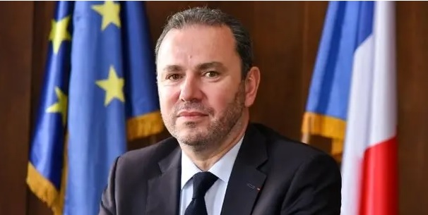 فرنسا تتودد إلى المغرب وتهنئ المملكة بتنظيم كأس العالم 2030.