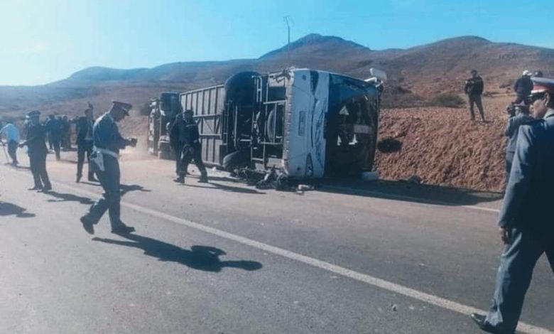 مصرع شخص في حادث إنقلاب حافلة بجرادة بسبب دراجة نارية وإصابات أخرى متفاوتة الخطورة.