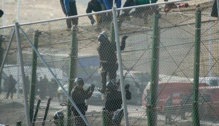 احباط محاولة اقتحام أزيد من مائة مهاجر مغربي لمدينة مليلية المحتلة عبر “باريو تشيمنو”.