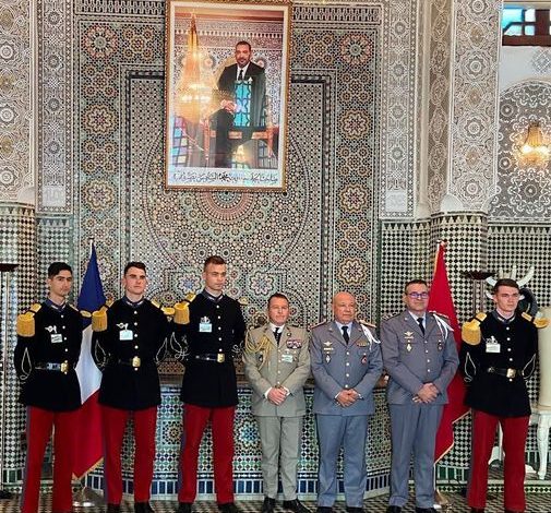 زيارة ضباط فرنسيين إلى الأكاديمية الملكية العسكرية في مكناس.