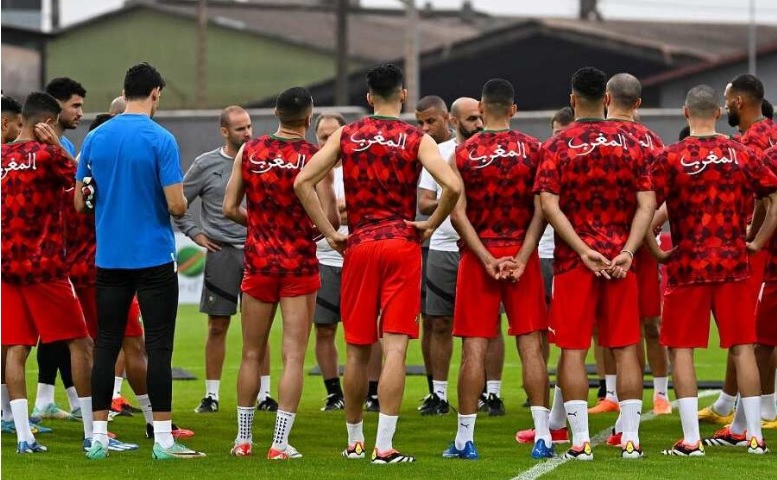 الكاف يفرض على الركراكي إستبعاد 4 لاعبين من اللائحة الرسمية.