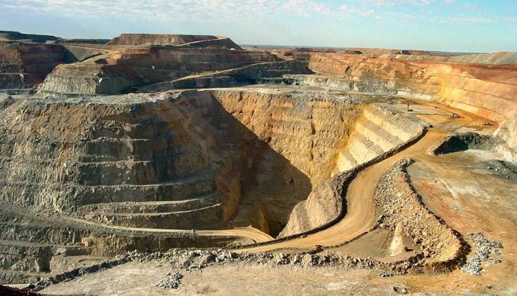مصرع 21 شخصا على الأقل إثر انهيار منجم للذهب.
