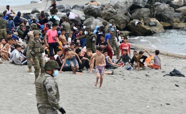 قاصرون مغاربة يشنون هجوما على سبتة المحتلة