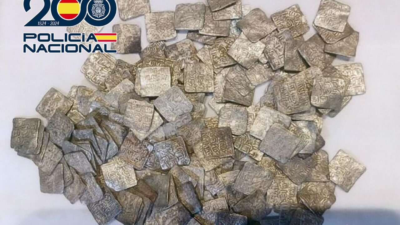 إسبانيا.. توقيف شخصين تورطا في تهريب عملات مغربية تاريخية بوثائق مزورة
