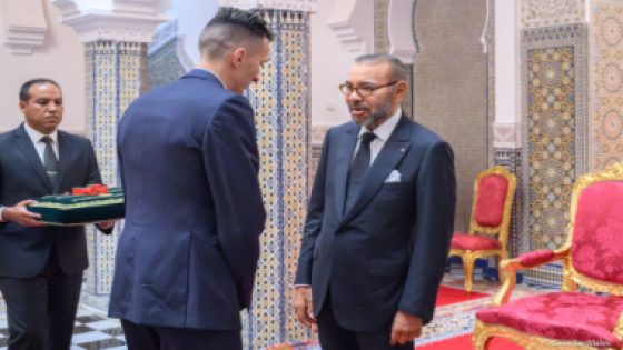 جلالة الملك يستقبل بتطوان البطل الأولمبي سفيان البقالي