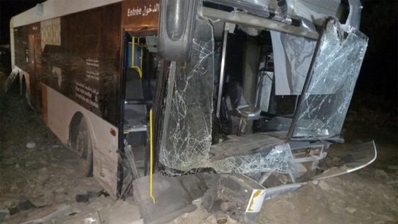فاس: انقلاب حافلة عمومية يخلف 54 مصابًا ويفجر غضب الساكنة!