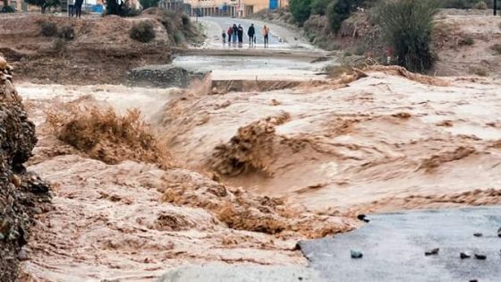 الأرصاد الجوية تحذر من زخات رعدية قوية وأمطار غزيرة بمستوى يقظة أحمر في عدة مناطق بالمغرب