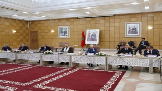 والي جهة فاس-مكناس يترأس لقاء لتعزيز الاستثمار والتنمية الاقتصادية بإقليم الحاجب