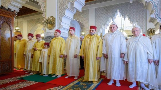 أمير المؤمنين يؤدي صلاة عيد الفطر بمسجد أهل فاس بالرباط ويتقبل التهاني بهذه المناسبة السعيدة
