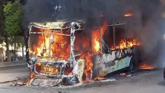 مكناس: حريق جديد بحافلة حضرية يعيد النقاش حول خطورة أسطول النقل المهترئ