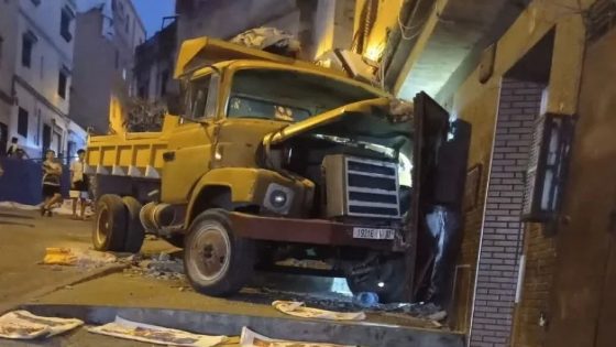 حادث سير خطير بطنجة.. شاحنة تقتحم منزلاً وتصيب أربعة أشخاص بينهم حالتان حرجة