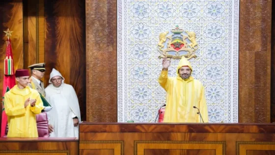 الملك يقتبس آية من سورة الزلزلة لتوجيه رسالة للمسؤولية والنزاهة