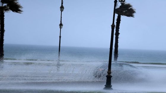 “عاصفة فرانسيس” تضرب المغرب برياح قوية وأمطار غزيرة وثلوج وتحذيرات من مستوى عالٍ