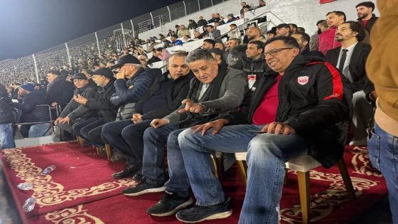 حضور عز الدين اليعقوبي من المنصة الشرفية يفنّد مزاعم تواجده داخل أرضية الملعب خلال مباراة النادي المكناسي والرجاء الرياضي